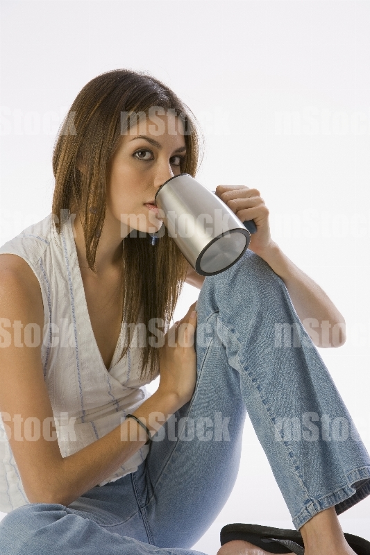 Mujer tomando Café en termo