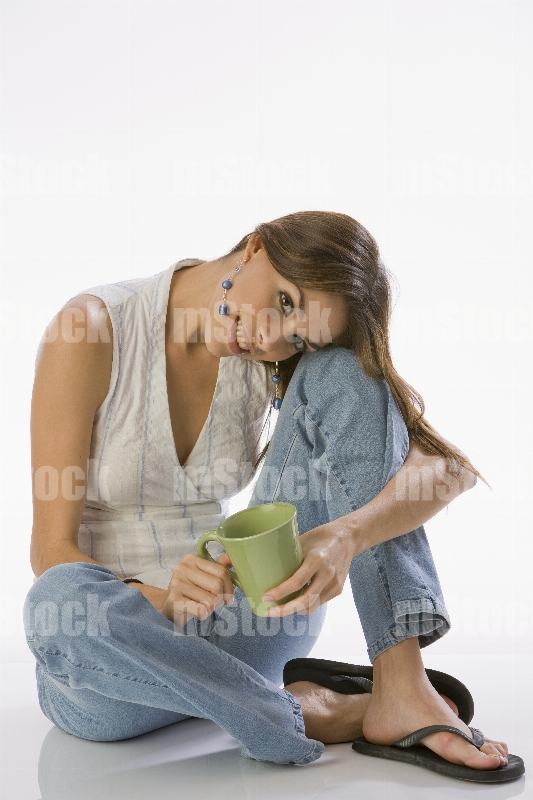 Mujer joven con taza de Café