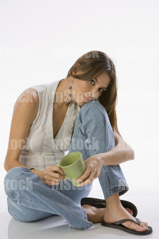 Mujer joven tomando Café