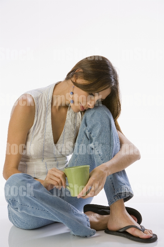 Mujer pensativa tomando Café