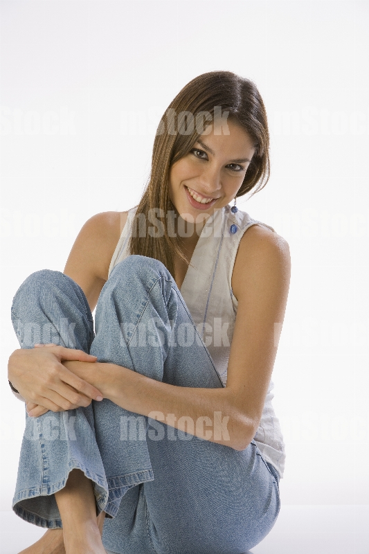 Mujer joven sentada en el Piso