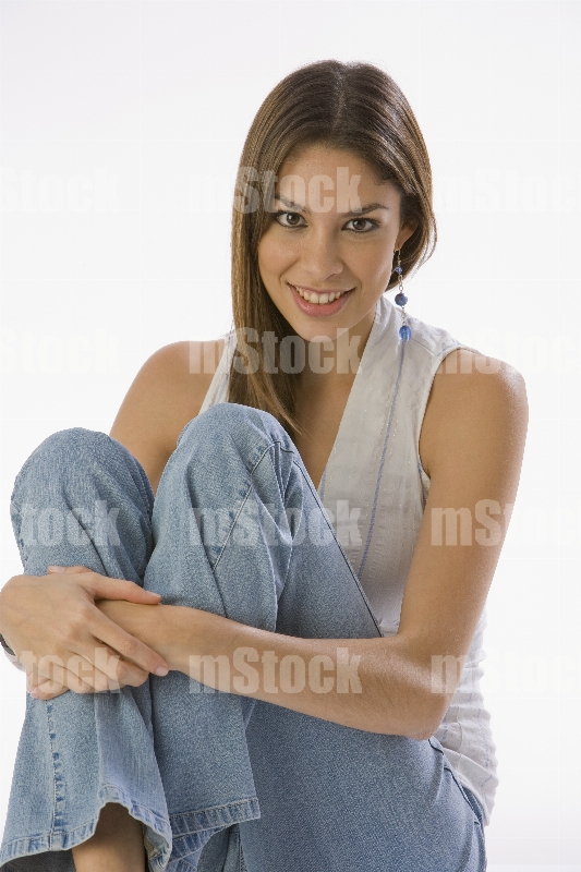 Mujer sentada en el Piso