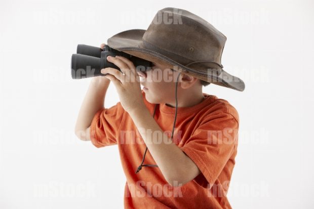 Niño con binoculares 1