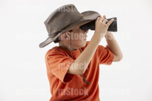 Niño con binoculares 2