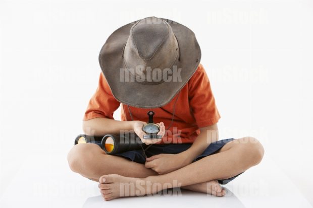 Niño con brújula 1
