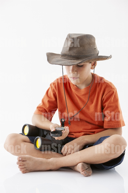 Niño con brújula 2