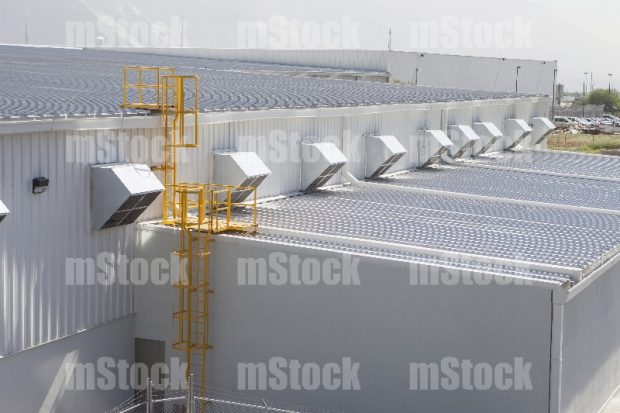 Escalera de seguridad nave industrial