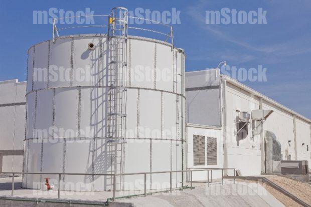Tanque de agua en nave industrial