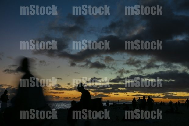 Turistas en la playa al atardecer
