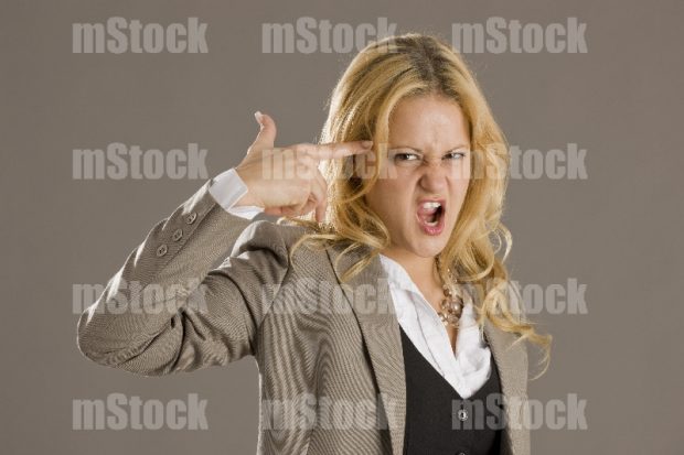 Mujer haciendo gesto de Negocio en Quiebra 1