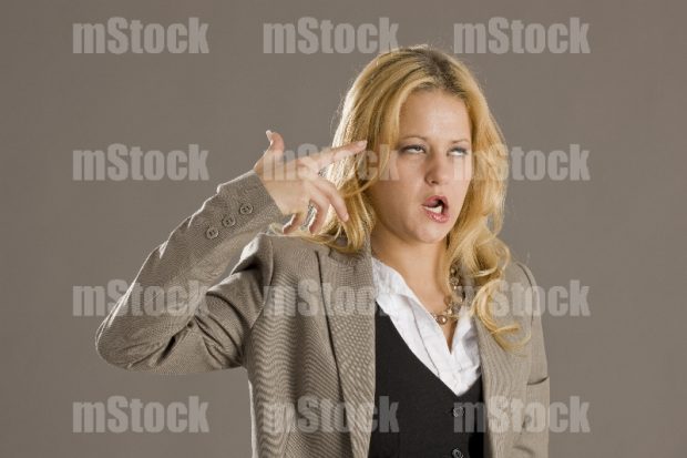 Mujer haciendo gesto de negocio en Quiebra