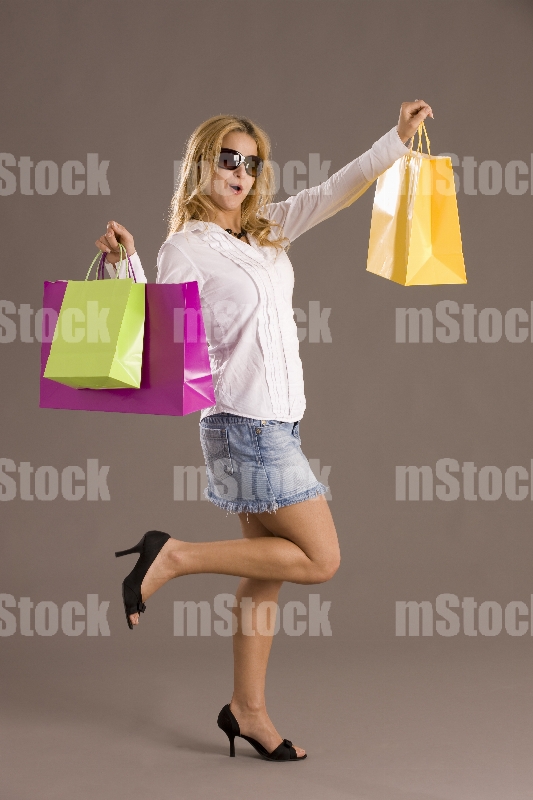 Mujer joven adicta a las compras