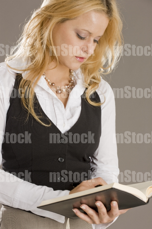 Mujer ejecutiva revisando agenda