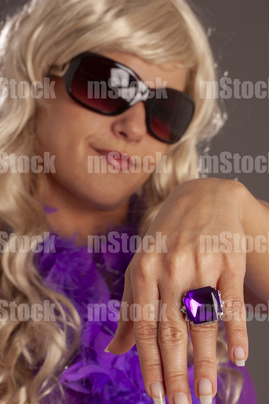 Mujer presumiendo anillo 1