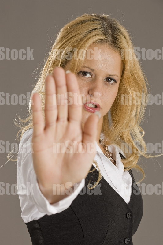 Mujer haciendo gesto de alto