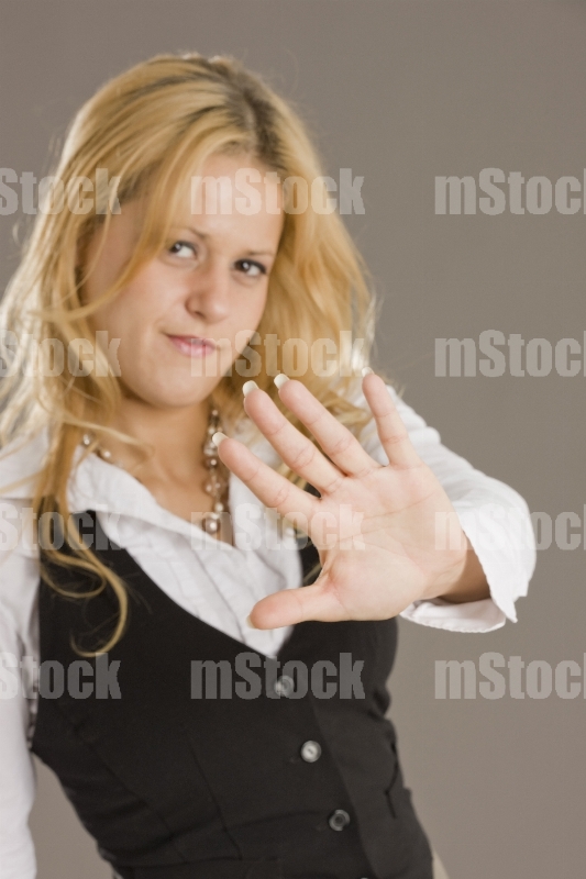 Mujer haciendo gesto de cinco dedos