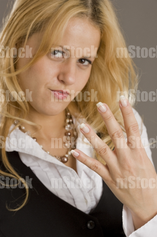 Mujer haciendo gesto de cuatro dedos 1