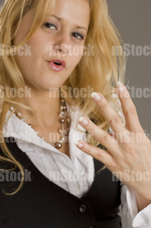 Mujer haciendo gesto de cuatro dedos