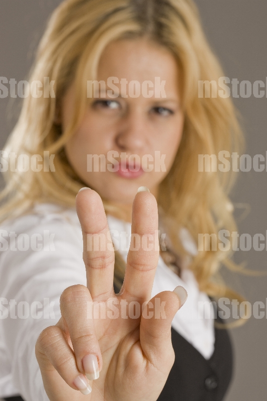 Mujer haciendo gesto de dos dedos