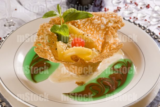 Canasta de caramelo con helado