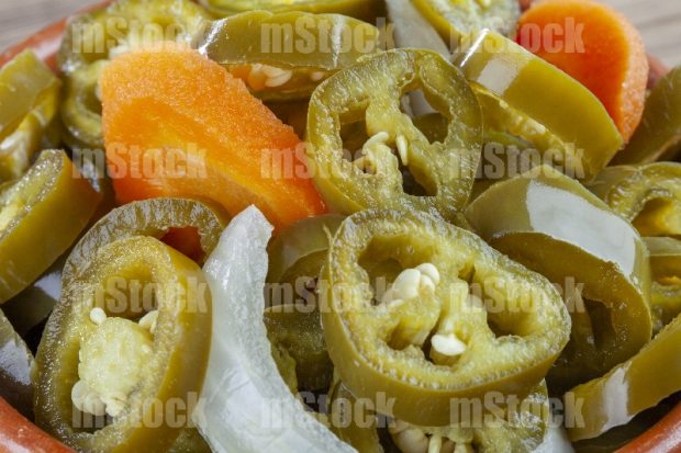 Chiles en rebanadas en escabeche