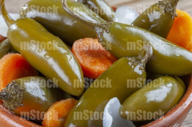 Chiles enteros en escabeche