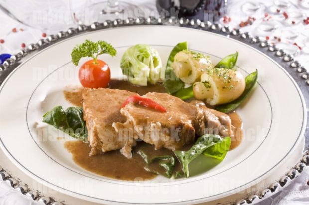 Chuletas de cerdo con gravy y verduras