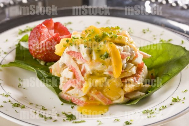 Ensalada de surimi con mango