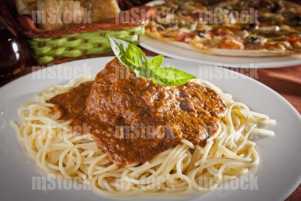 Espagueti con albondigas en salsa de tomate