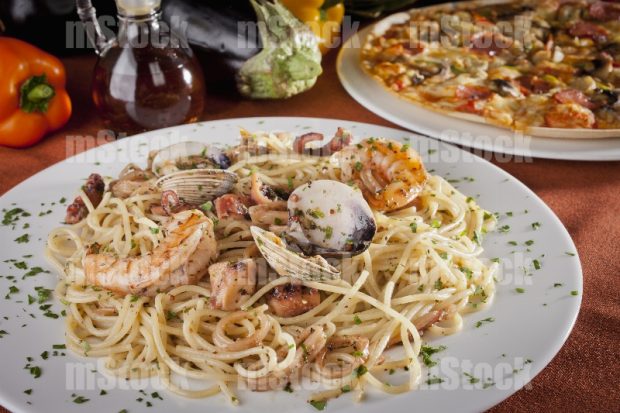 Espagueti con mariscos y pizza italiana 1