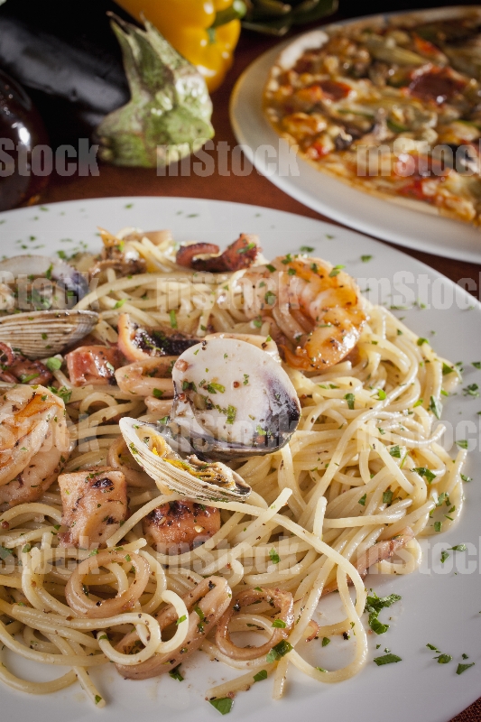 Espagueti con mariscos y pizza italiana 2