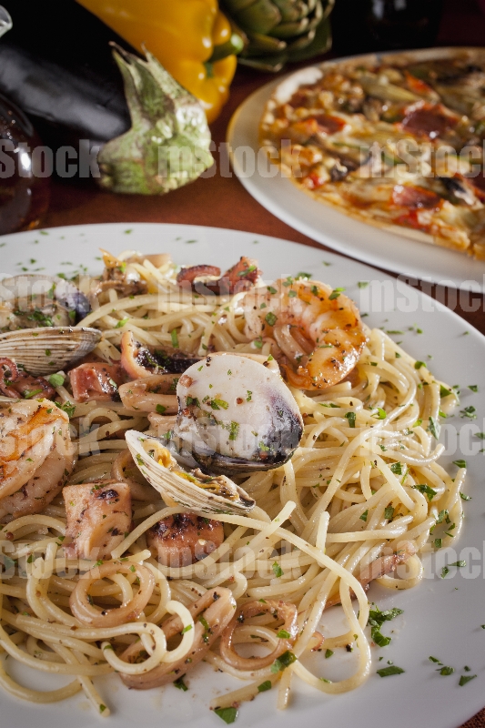 Espagueti con mariscos y pizza italiana 3