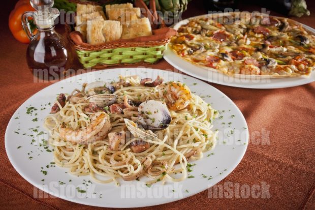Espagueti con mariscos y pizza italiana 4