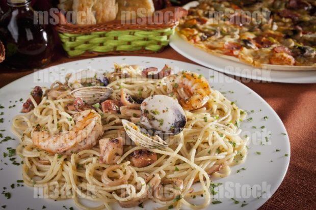 Espagueti con mariscos y pizza italiana 6