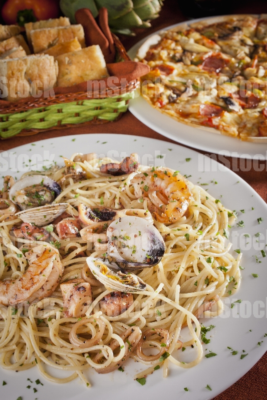 Espagueti con mariscos y pizza italiana 7