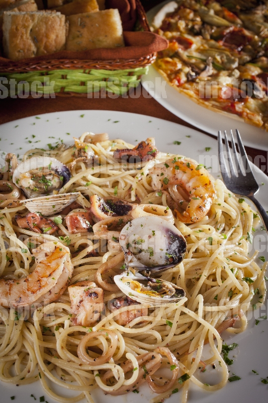 Espagueti con mariscos y pizza italiana 8
