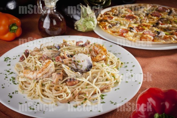 Espagueti con mariscos y pizza italiana