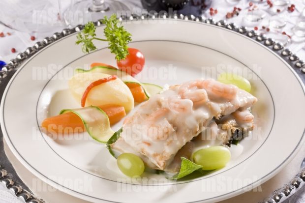 Filete de salmón con salsa blanca de camarones