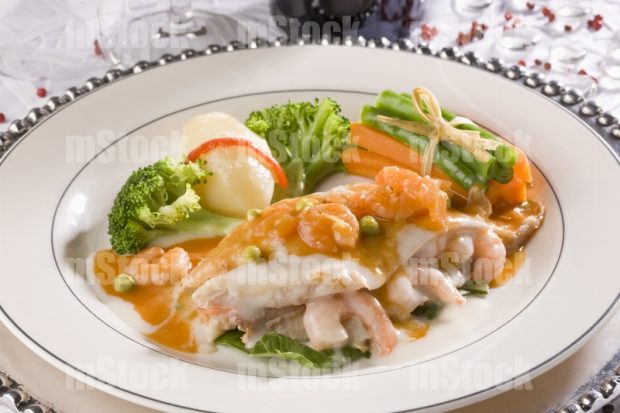 Filete de salmón con salsa roja de camarones