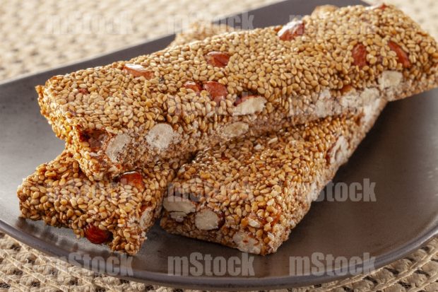Palanqueta de ajonjolí con almendra