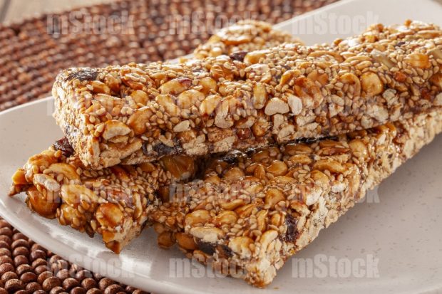 Palanqueta de cacahuate, ajonjolí y pasas
