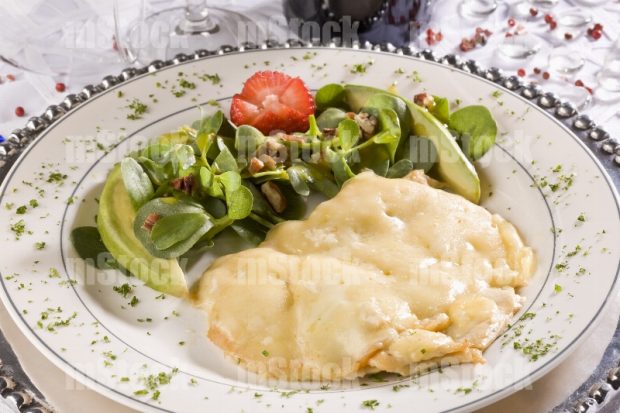 Pechuga gratinada con ensalada