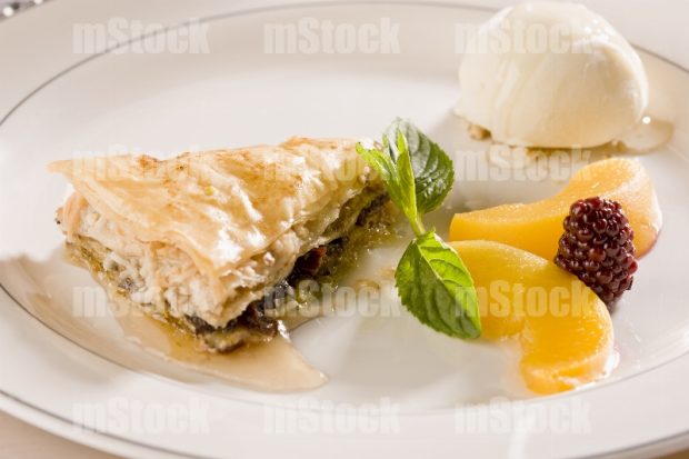 Postre de baklava con helado 1