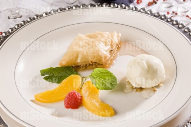 Postre de baklava con helado