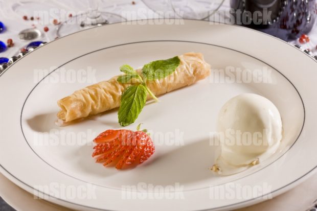 Postre de dedo de reina con helado