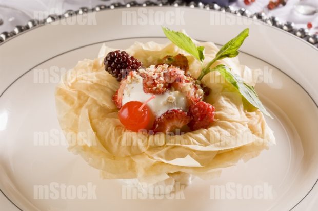 Postre de pasta filo con helado