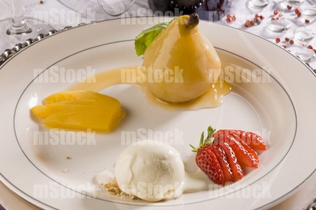 Postre de pera en almibar con helado