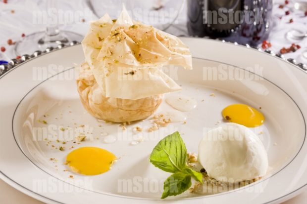Postre saquito de pasta filo con helado
