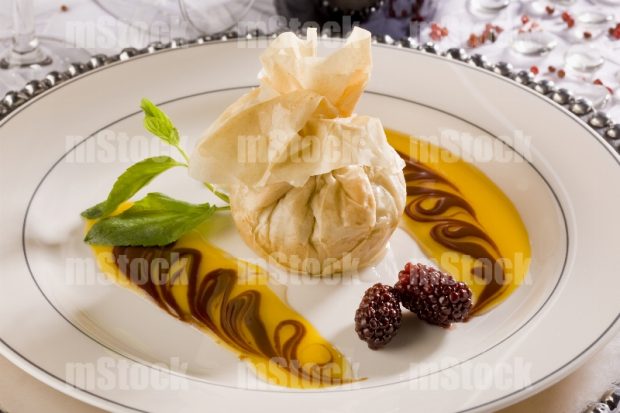 Postre saquito de pasta filo