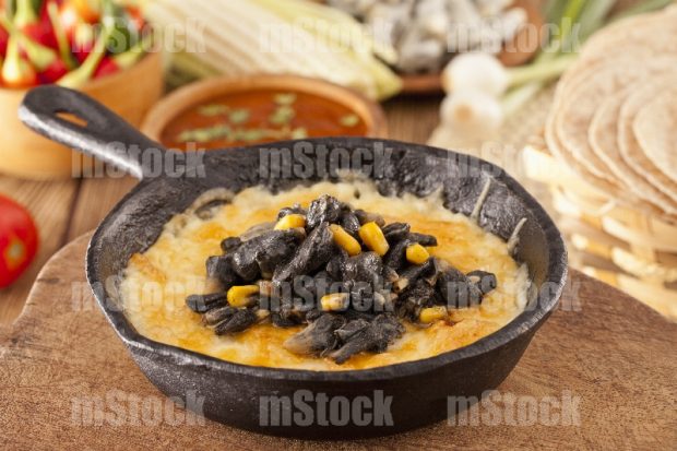 Queso fundido con Huitlacoche 1